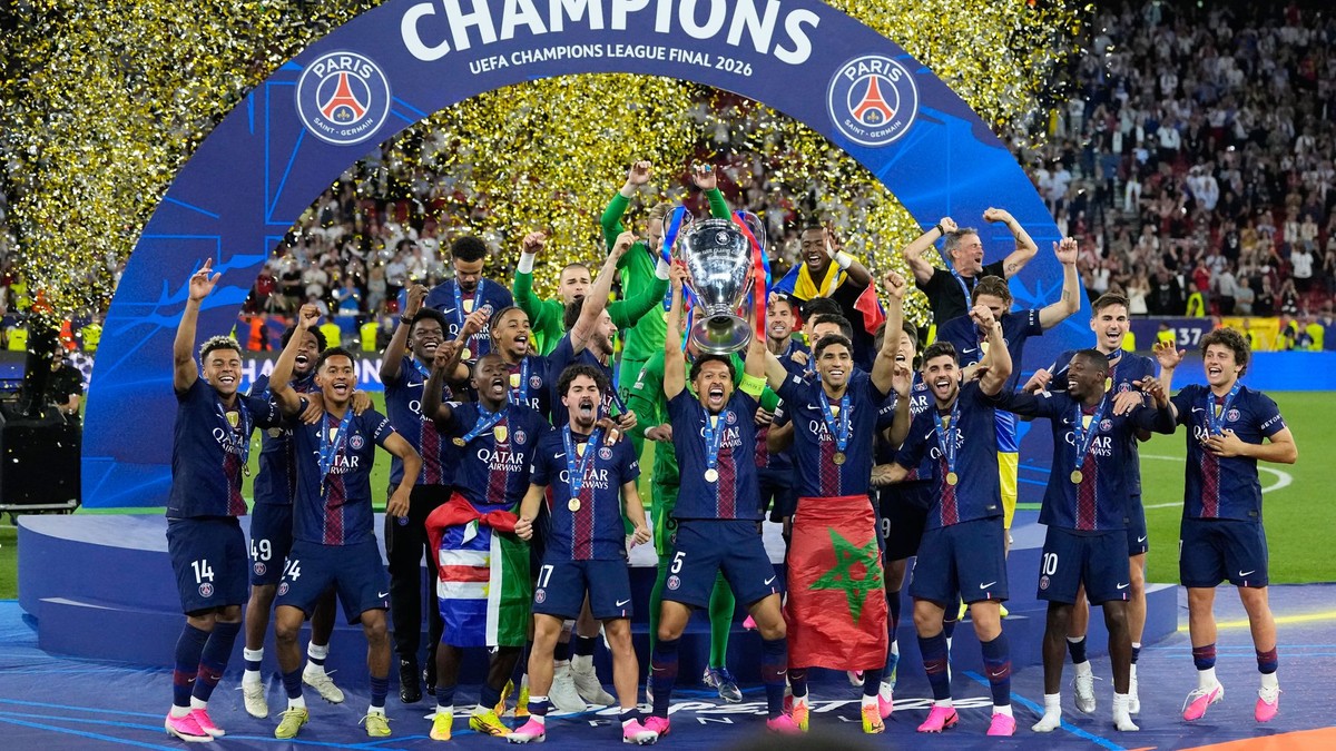 Hráči PSG oslavujú s trofejou Ligy majstrov