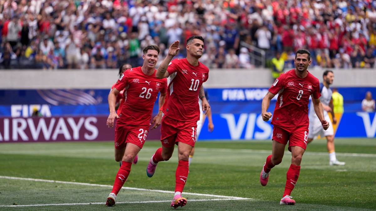 Granit Xhaka (v strede)