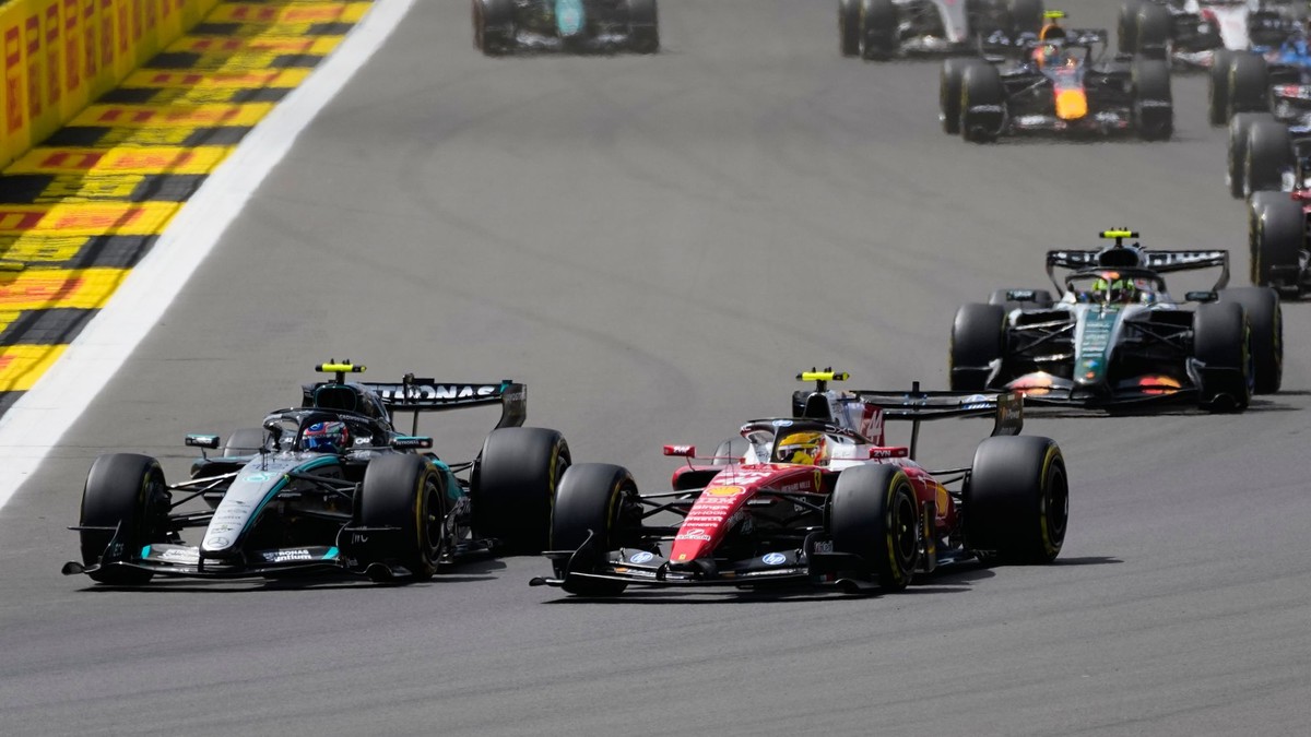 Vpravo Lewis Hamilton a Andrea Kimi Antonelli v súboji počas šprintových pretekov.