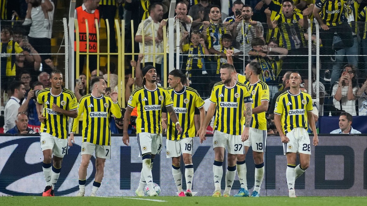 Na snímke slovenský futbalista a kapitán Fenerbahce Milan Škriniar  so spoluhráčmi.