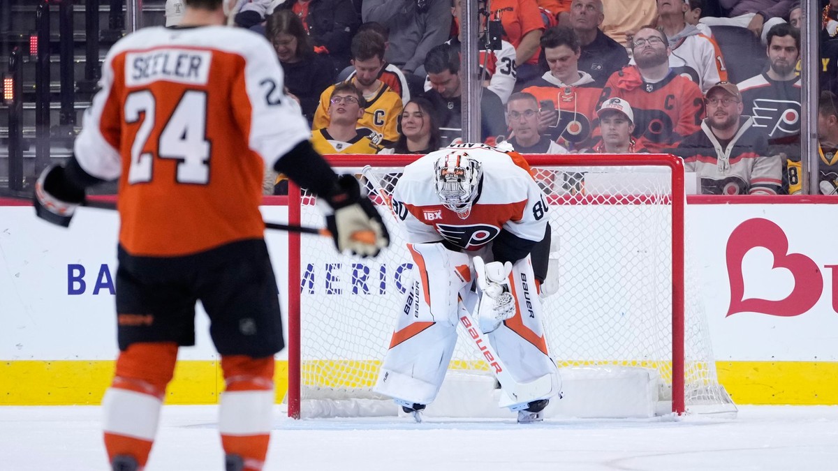 Dan Vladar počas zápasu NHL Philadelphia Flyers - Pittsburgh Penguins.