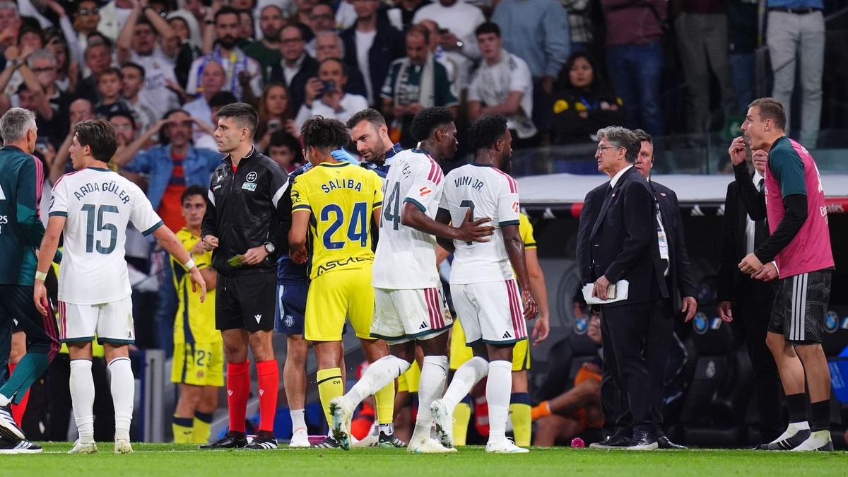 Vinícius Júnior z Realu Madrid opúšťa ihrisko po tom, čo dostal červenú kartu počas zápasu španielskej La Ligy proti Villarrealu v Madride.