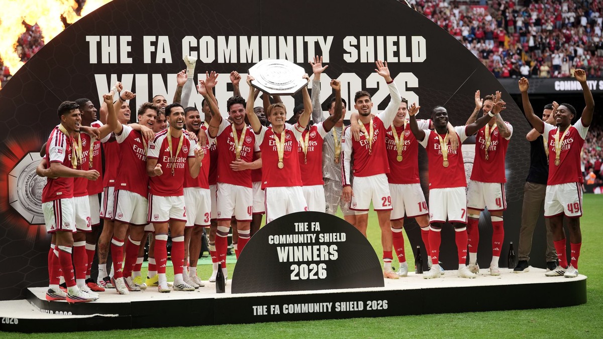 Futbalisti Arsenalu oslavujú titul v Community Shield.