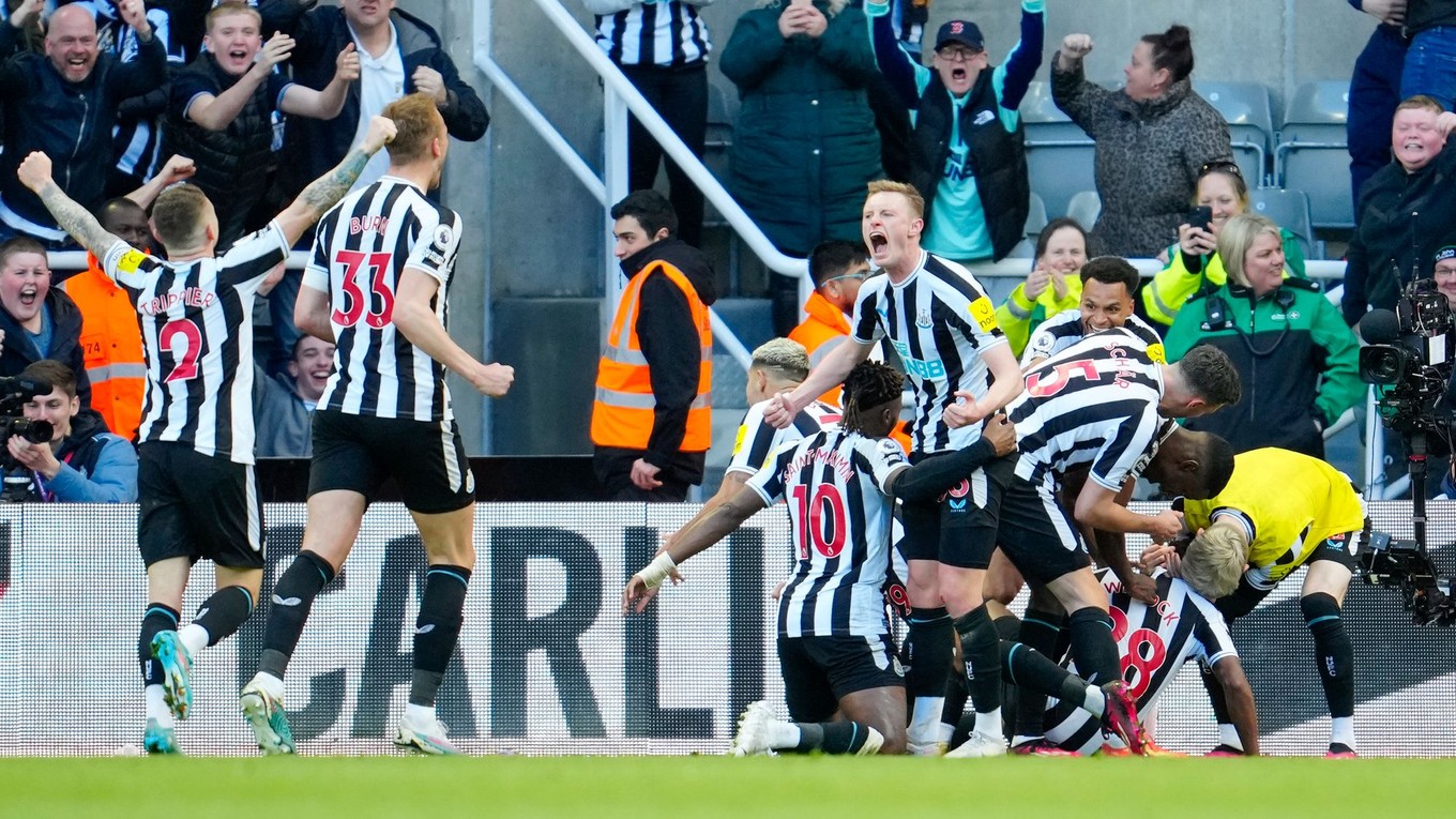 Futbalisti Newcastle United sa tešia po strelenom góle.