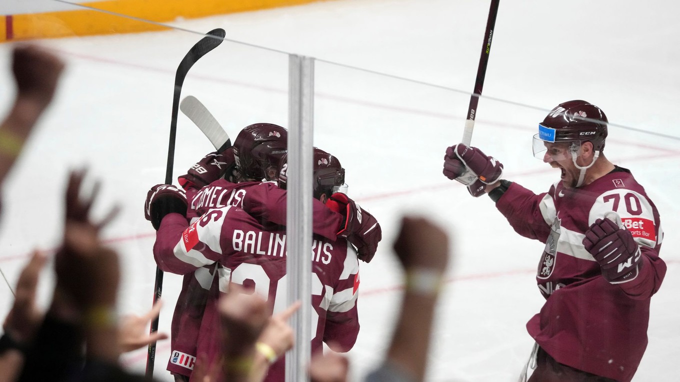 Lotyšskí hokejisti sa tešia po strelenom góle v zápase Švédsko - Lotyšsko na MS v hokeji 2023.