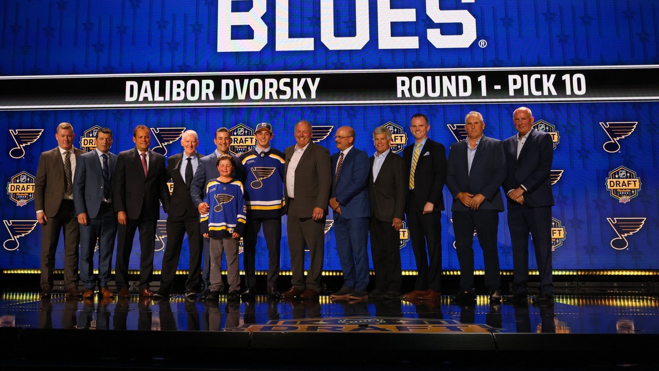 Dalibor Dvorský počas draftu NHL 2023, v ktorom si ho vybral klub St. Louis Blues.