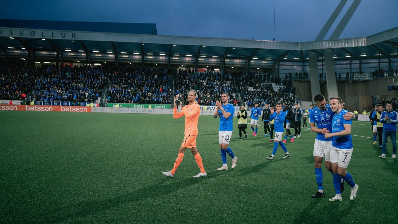 Radosť hráčov KÍ Klaksvík po zápase s FK Molde.