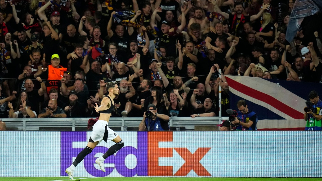 Albion Rrahmani oslavuje gól. 