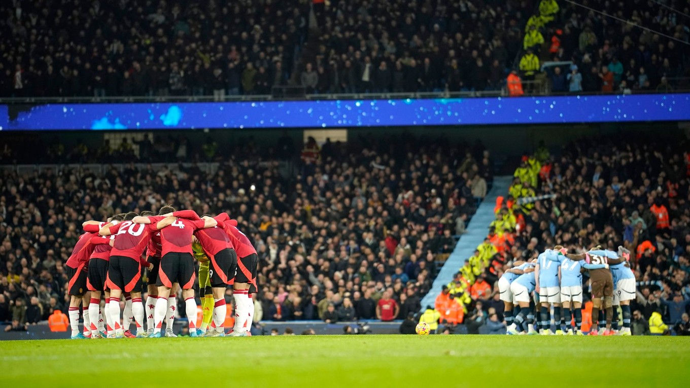 Hráči Manchestru United a Manchestru City pred zápasom.