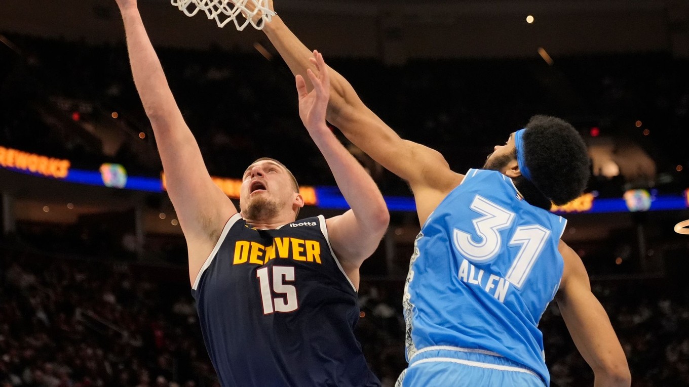 Nikola Jokič a Jarrett Allen.