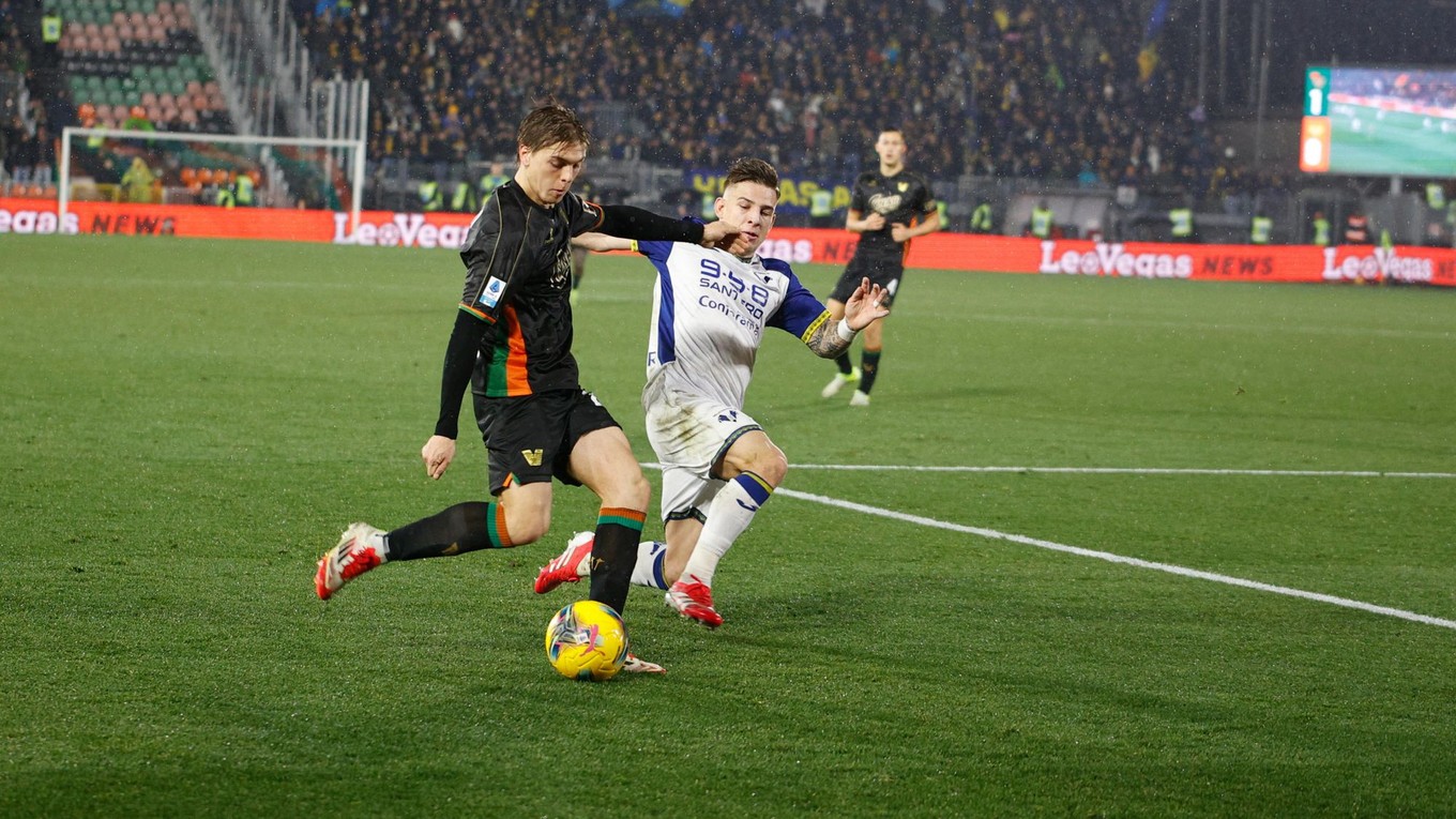 Tomáš Suslov (vpravo) a hráč FC Benátky Alessio Zerbin.