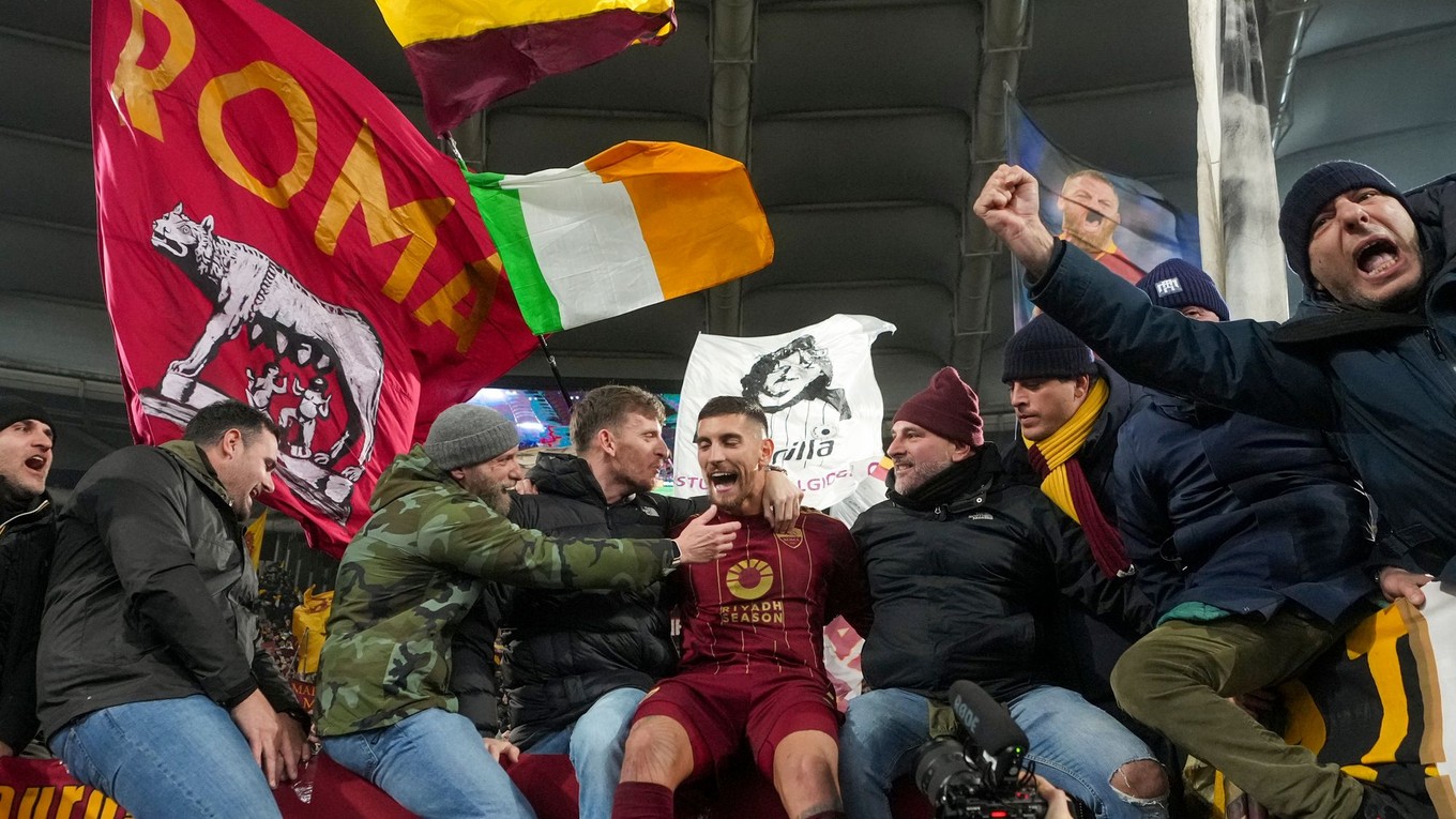 Futbalista AS Rím Lorenzo Pellegrini (uprostred) sa teší s fanúšikmi.