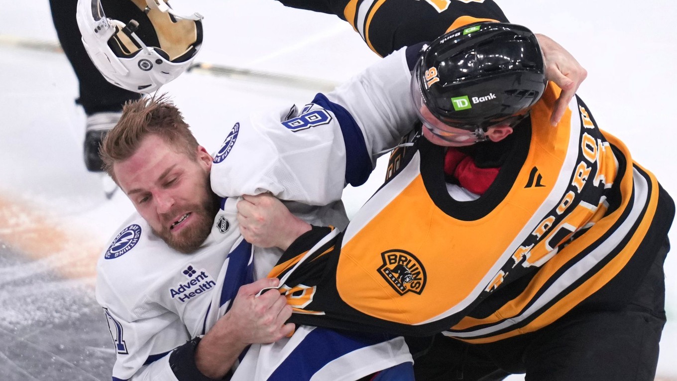 Erik Černák (Tampa) a Nikita Zadorov (Boston) v pästnom súboji.