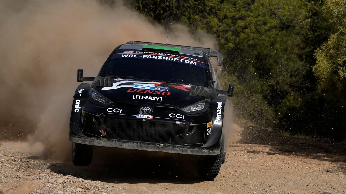 Elfyn Evans a jeho navigátor Scott Martins v aute Toyota GR Yaris Rally1 Hybrid.