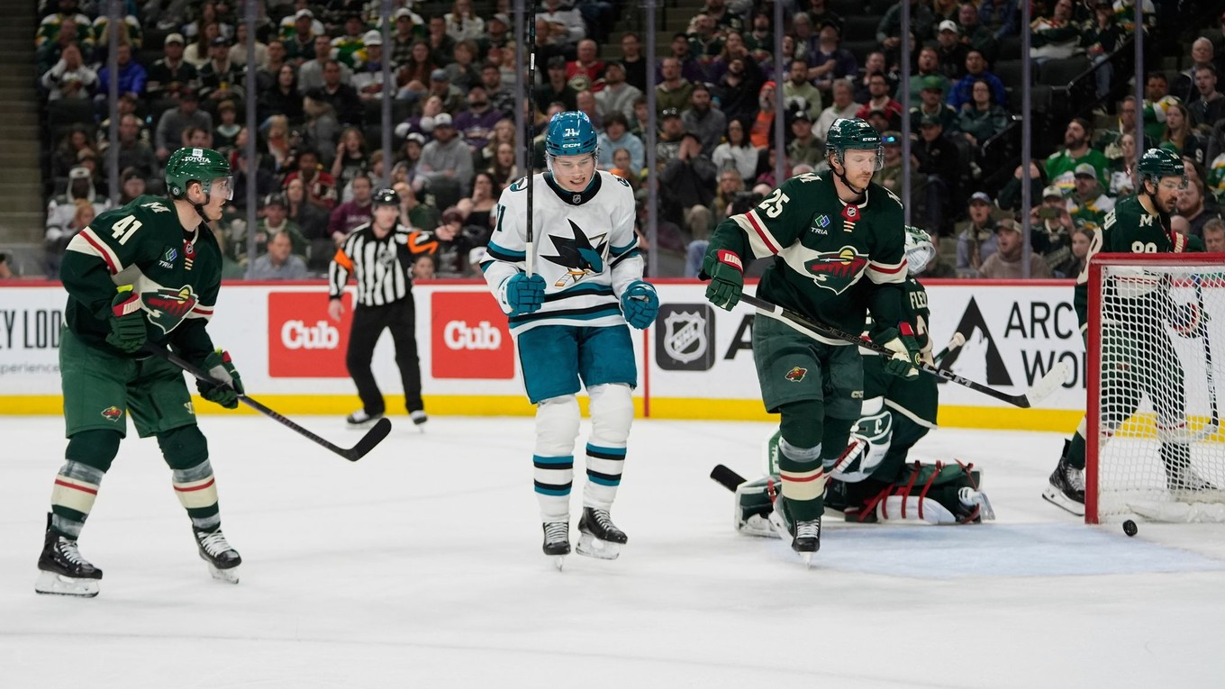 Macklin Celebrini (v strede) sa teší z gólu