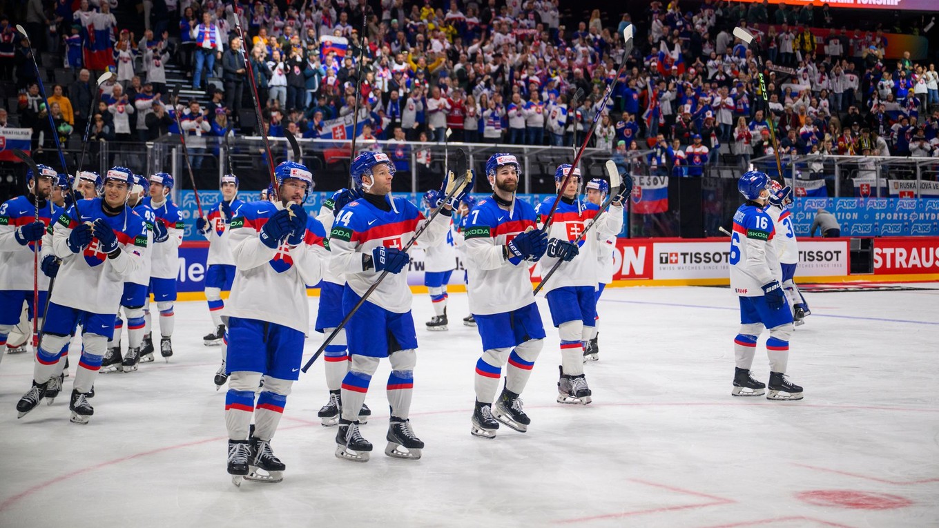 Slovenskí hokejisti po víťazstve v zápase Slovensko - Slovinsko v skupine A na MS v hokeji 2025.