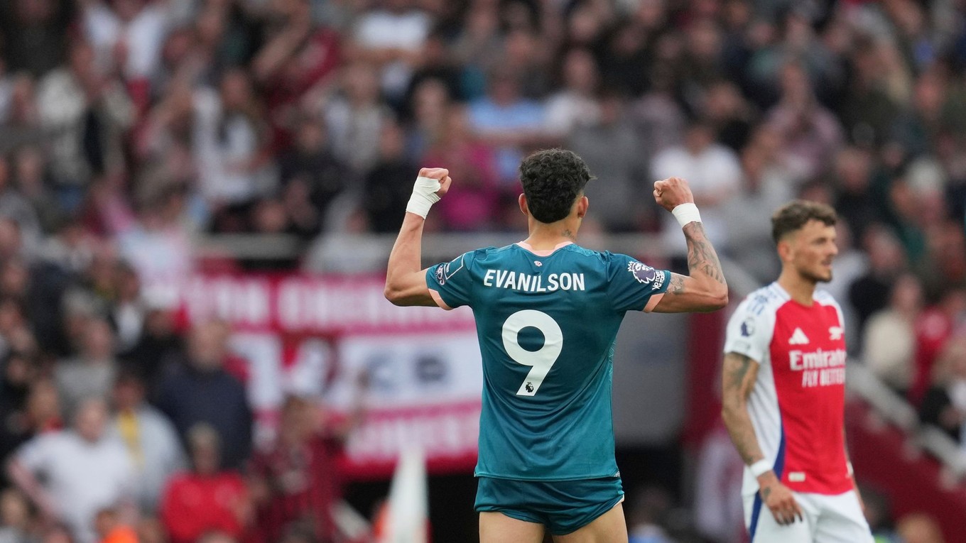 Evanilson oslavuje gól do siete Arsenalu. 