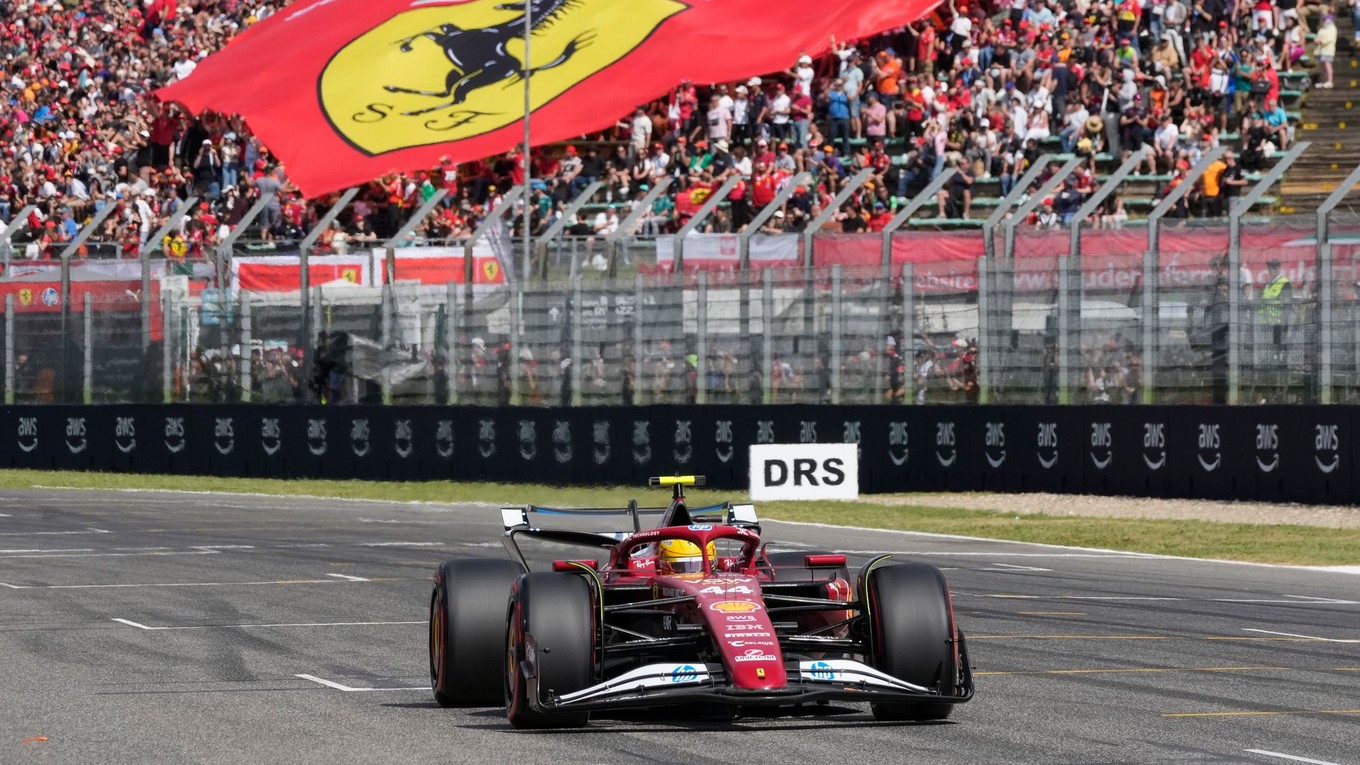 Lewis Hamilton počas kvalifikácie na Veľkej cene Emilia Romagna.