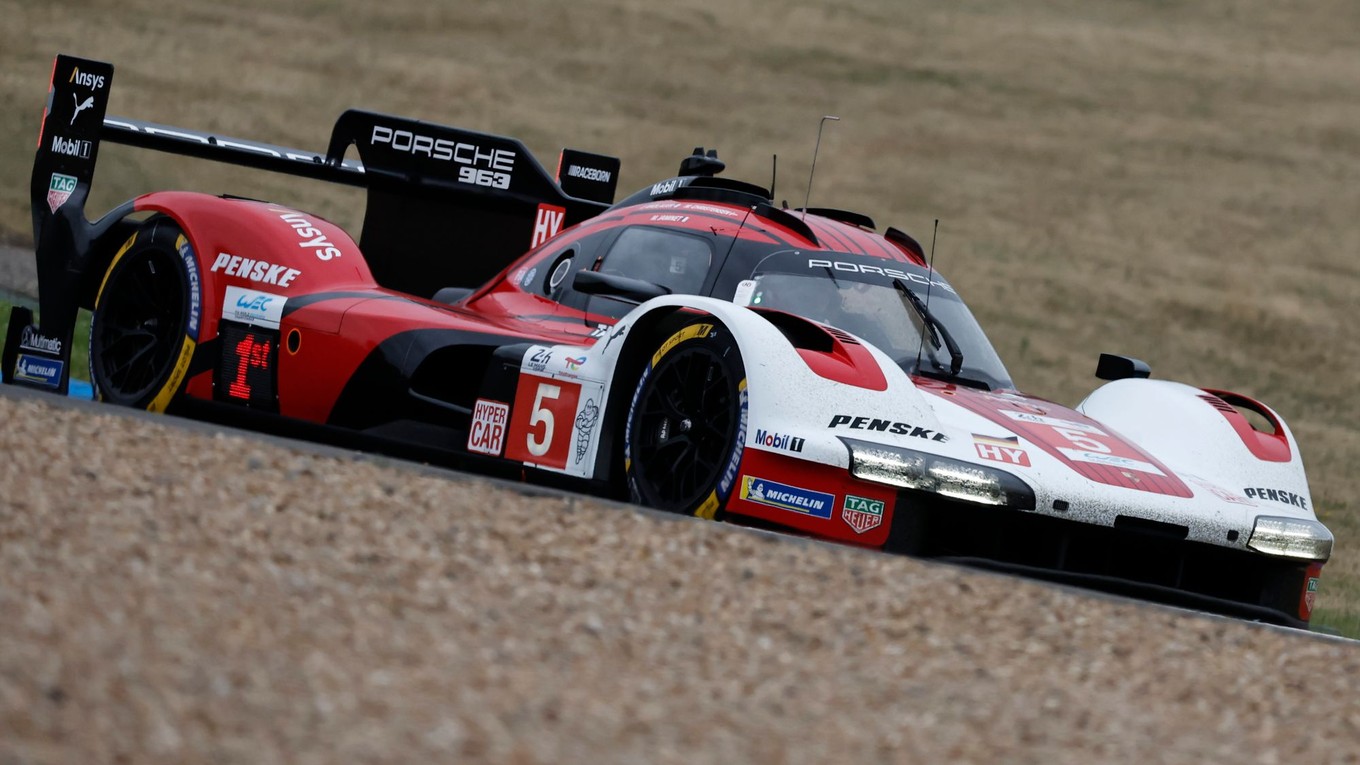 Monopost Porsche Penske Motorsport na 24-hodinovke v Le Mans.