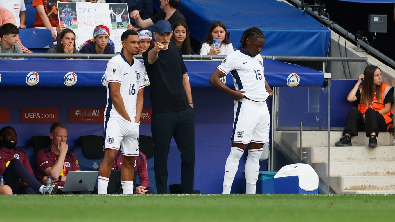 Tréner Thomas Tuchel na lavičke Anglicka.