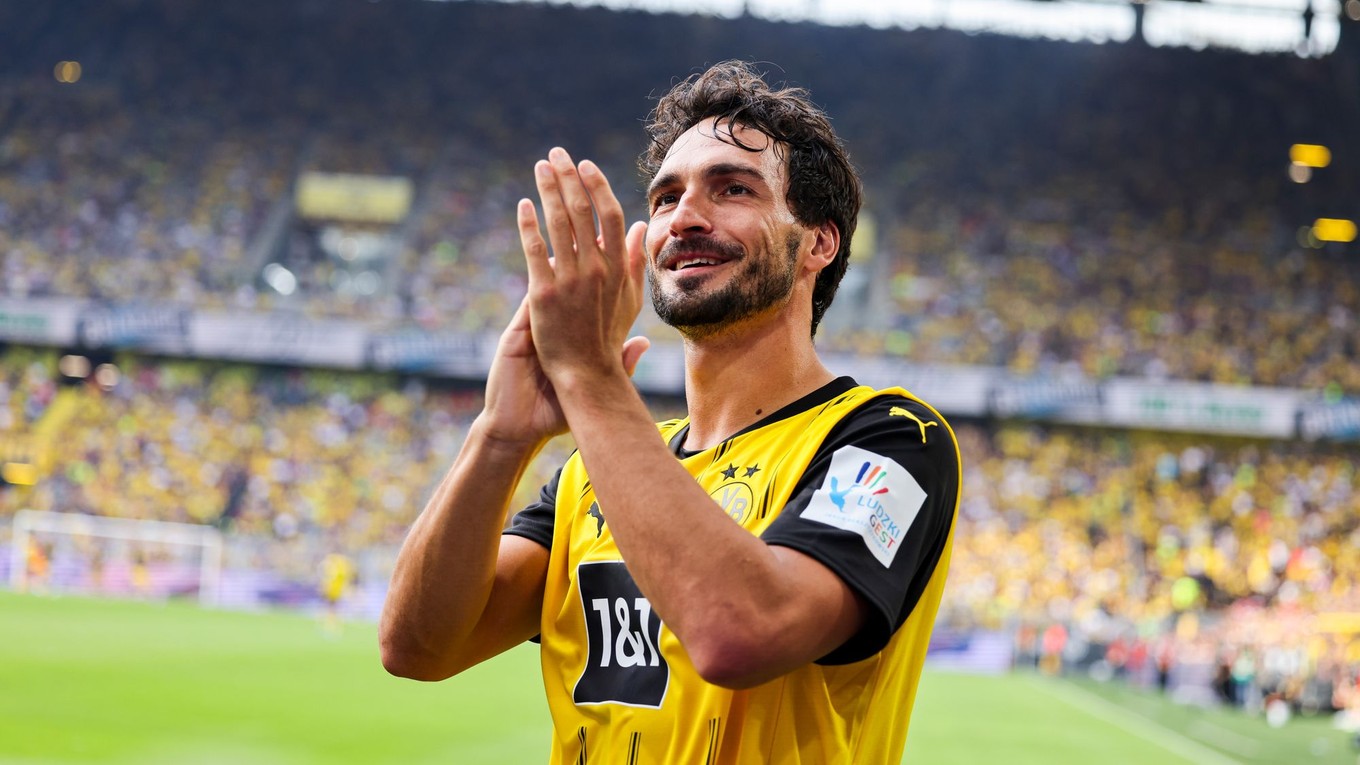 Bývalý futbalista Borussie Dortmund Mats Hummels ďakuje fanúšikom v Dortmunde.