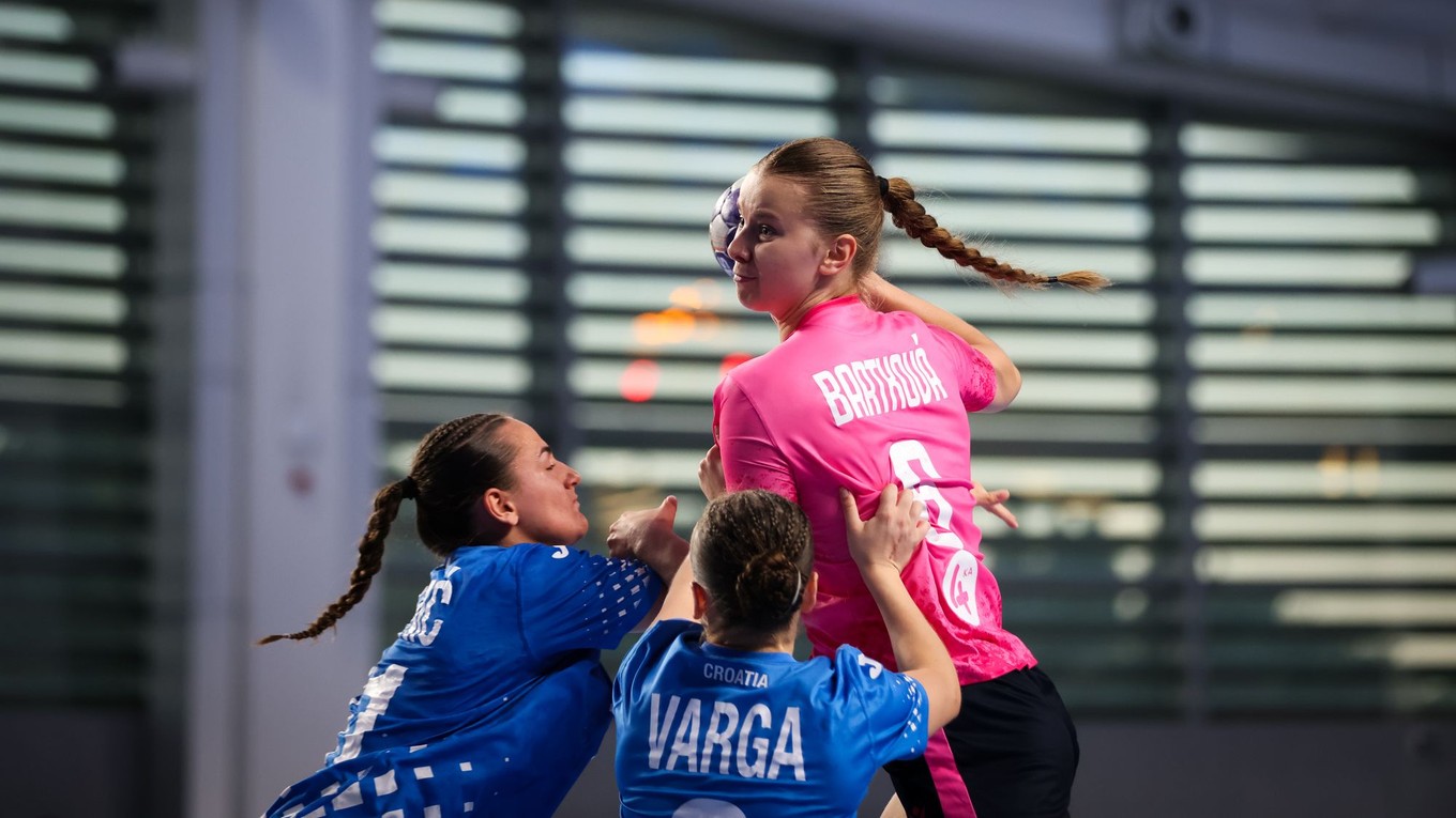 Mária Bartková vo finálovom zápase Slovensko - Chorvátsko na EURO U17 v hádzanej v Čiernej Hore.