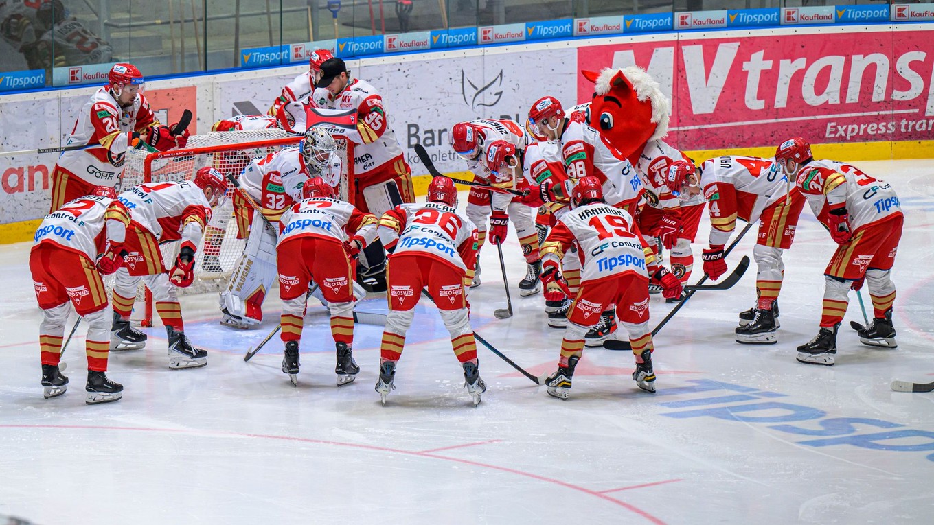 Hráči Prešova stoja v kruhu pred zápasom hokejovej Tipsport ligy.