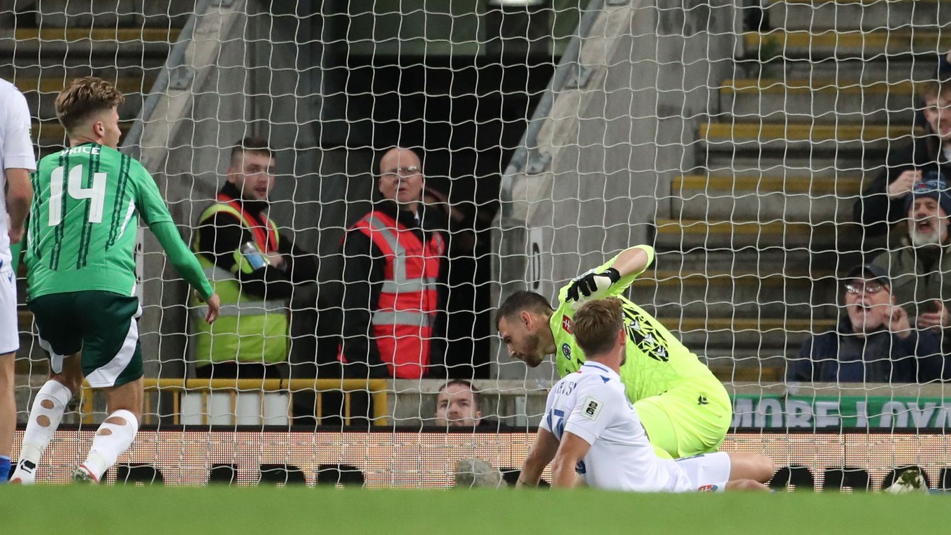 Patrik Hrošovský a Martin Dúbravka počas zápasu Severné Írsko - Slovensko v kvalifikácii MS vo futbale 2026. 