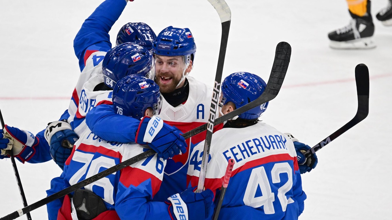 Na snímke slovenskí hokejoví reprezentanti Martin Fehérváry (42), Erik Černák (81) a Martin Pospíšil (76) sa tešia z úvodného gólu, ktorý strelil Pavol Regenda vo štvrťfinálovom dueli Slovensko - Nemecko na ZOH 2026.