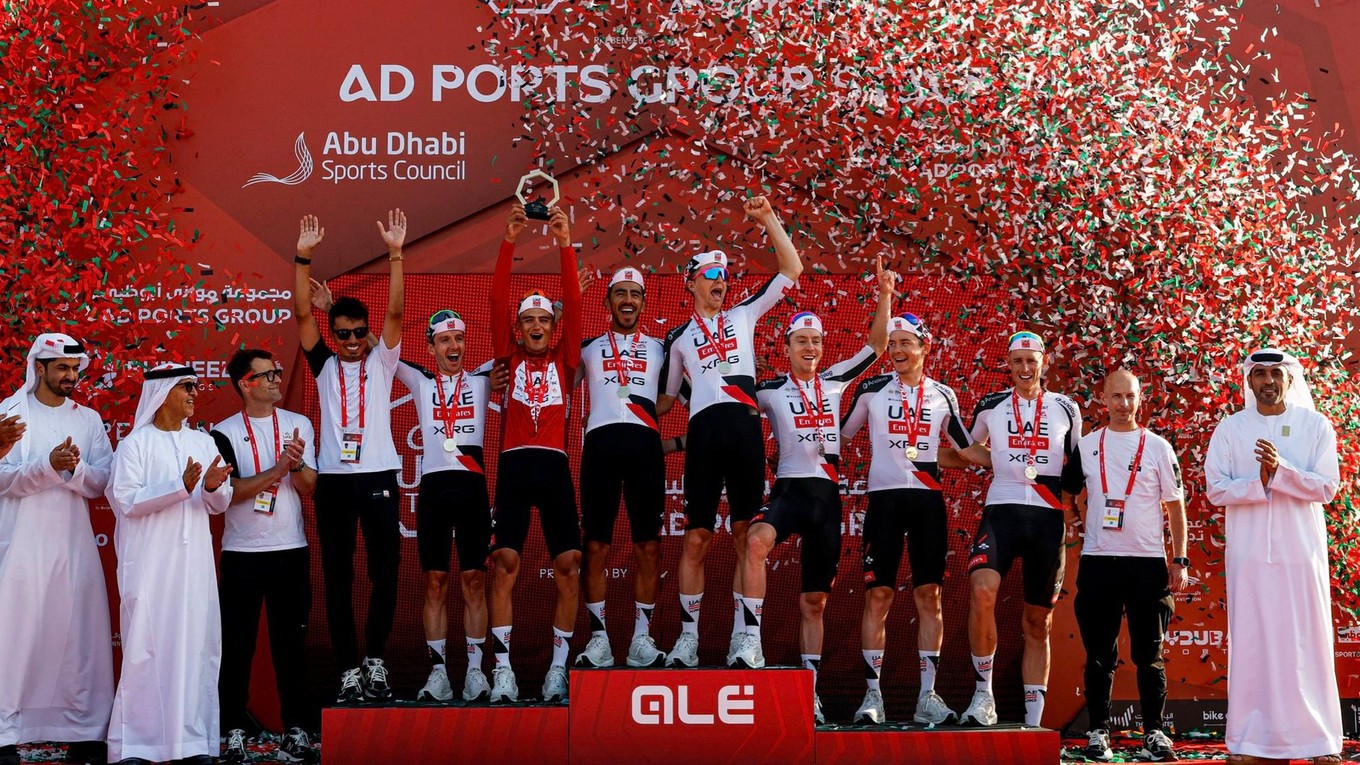 Radosť jazdcov UAE Team Emirates po triumfe na okolo UAE.
