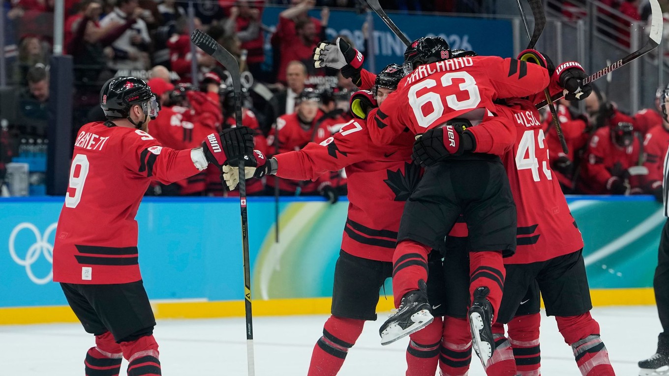 Hokejisti Kanady oslavujú gól