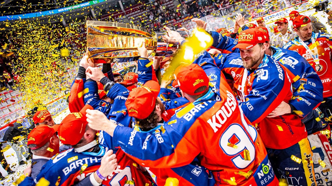 Radosť hokejistov Dynama Pardubice po výhre Masarykovho pohára. 