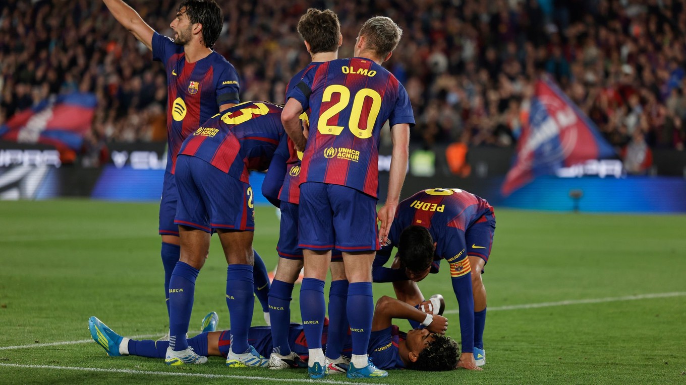 Lamine Yamal leží na ihrisku a okolo neho spoluhráči.