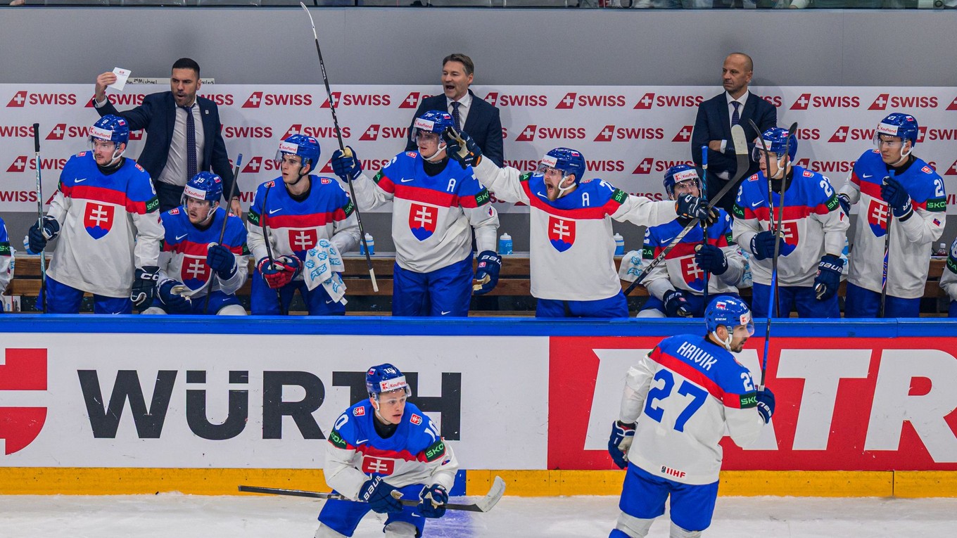 Slovenská striedačka počas zápasu Slovensko - Slovinsko na MS v hokeji 2026.