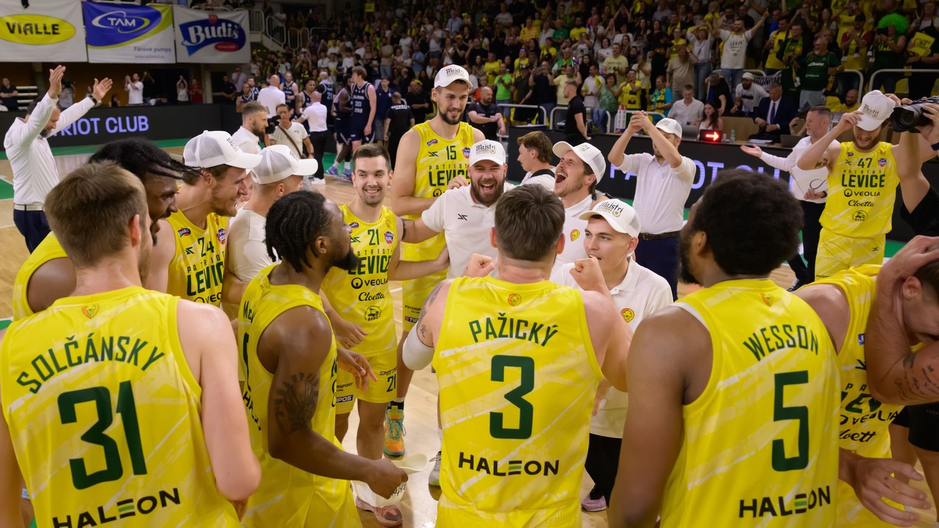 Na snímke piatu sezónu po sebe sa víťazom Tipos Slovenskej basketbalovej ligy (SBL) stali basketbalisti Patriotov Levice.