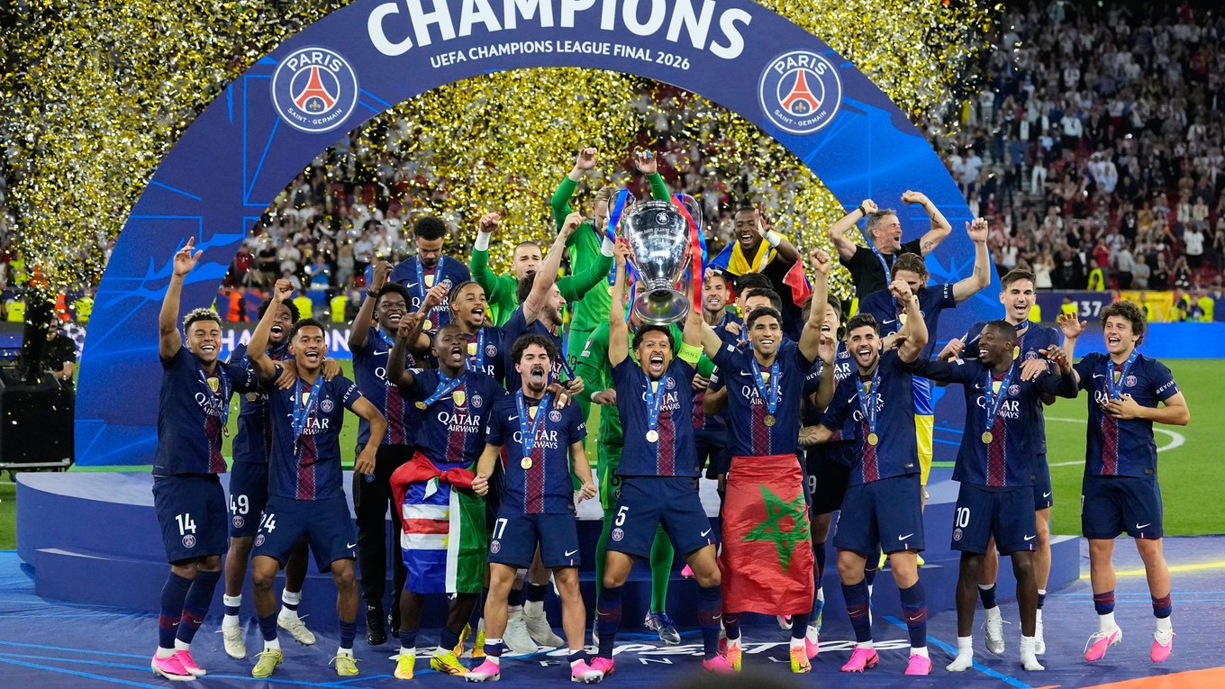Hráči PSG oslavujú s trofejou Ligy majstrov