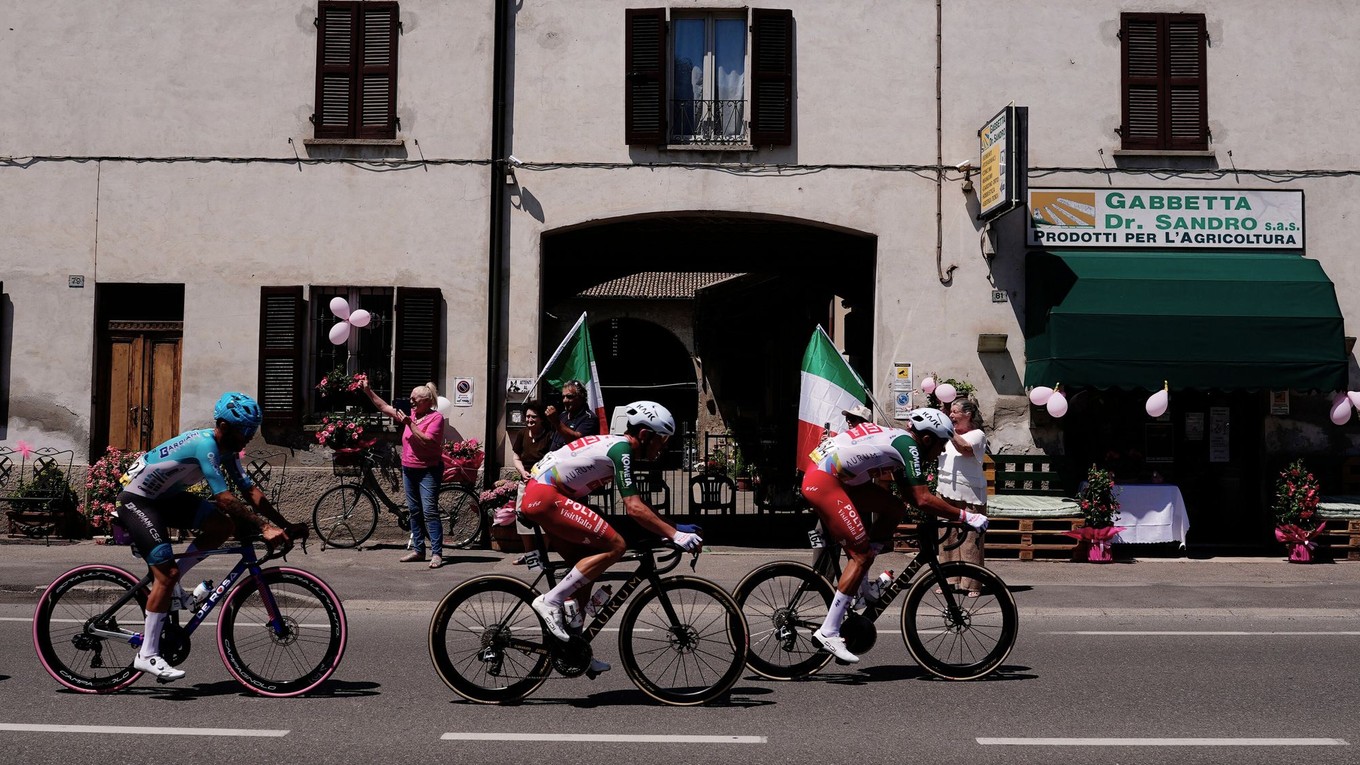 Cyklisti počas 15. etapy na Giro d'Italia 2026.