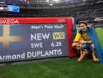 Armand Duplantis vytvoril svetový rekord v skoku o žrdi na OH 2024