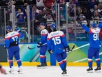 Juraj Slafkovský oslavuje gól so spoluhráčmi na ZOH 2026 v Miláne.