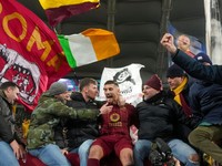 Futbalista AS Rím Lorenzo Pellegrini (uprostred) sa teší s fanúšikmi.