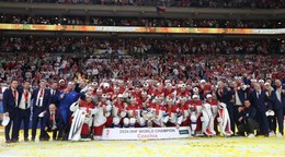 Hokejisti Česka oslavujú titul majstra sveta na MS v hokeji 2024. 