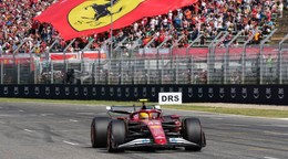 Lewis Hamilton počas kvalifikácie na Veľkej cene Emilia Romagna.