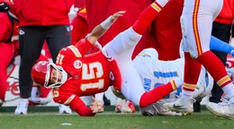 Patrick Mahomes v bolestiach po tom, ako sa zranil v zápase s LA Chargers.