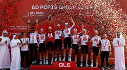 Radosť jazdcov UAE Team Emirates po triumfe na okolo UAE.