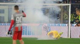 Fanúšikovia hádžu svetlice na brankára Cremonese Emila Audera v zápase 23. kola talianskej Serie A .