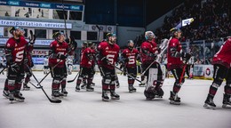 Oslavujúci hráči HC Sparta Praha.
