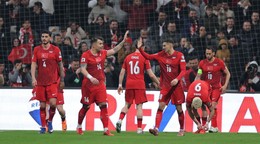 Futbalisti Turecka oslavujú gól.