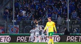 Na snímke hráči a fanúšikovia Slovana Bratislava sa radujú z gólu v zápase 6. kola nadstavbovej časti futbalovej Niké ligy v skupine o titul medzi MŠK Žilina - ŠK Slovan Bratislava.