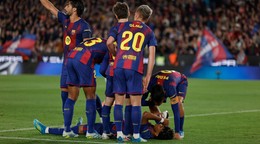 Lamine Yamal leží na ihrisku a okolo neho spoluhráči.