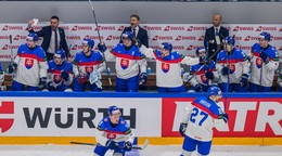 Slovenská striedačka počas zápasu Slovensko - Slovinsko na MS v hokeji 2026.